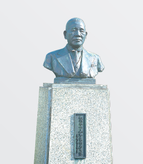 創業者 山本良作（像）Founder：Ryosaku Yamamoto(Statue)