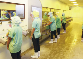 工場入場前手洗室