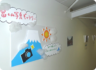 工場見学者通路へ富士山写真の展示