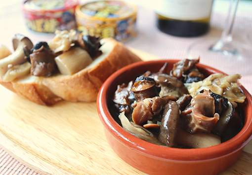 つぶ貝ときのこのアヒージョ