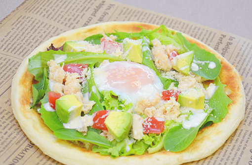 チキンのシーザーサラダピザ