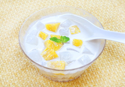 マンゴーとナタデココのココナッツミルクデザート